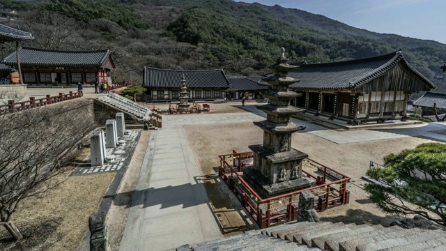 韩国全罗南道古里根的槐树寺(国家文化遗产)的西五层石塔视频素材