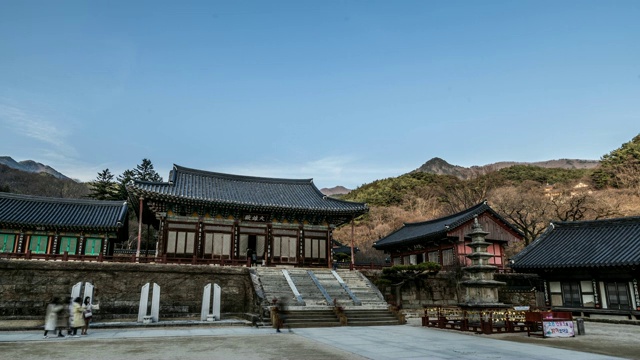 韩国全罗南道古里根的大恩全殿和槐树寺(国家文化遗产)东五层石塔的日落景观视频素材