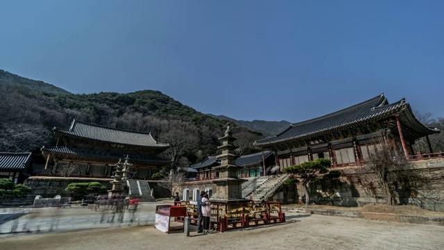 韩国全罗南道古里根的大恩全殿和槐树寺(国家文化遗产)的学桓全殿东五层石塔视频素材