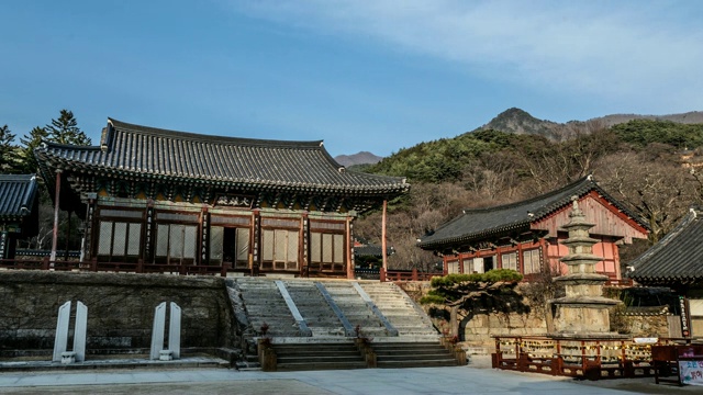 韩国全罗南道古里根的大恩全殿和槐树寺(国家文化遗产)东五层石塔的日落景观视频素材