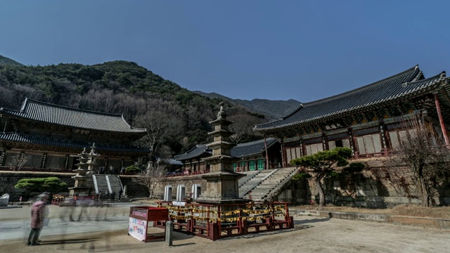 韩国全罗南道古里根的大恩全殿和槐树寺(国家文化遗产)的学桓全殿东五层石塔视频素材