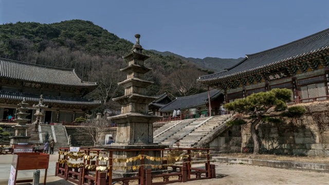 韩国全罗南道古里根的大恩全殿和槐树寺(国家文化遗产)的学桓全殿东五层石塔视频素材