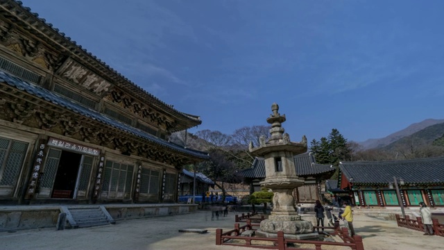 韩国全罗南道古里根市的槐树寺(国家文化遗产)的槐树寺和槐树寺的石灯视频素材