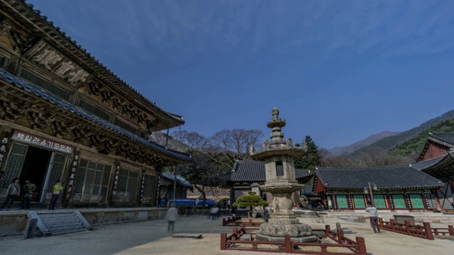 韩国全罗南道古里根市的槐树寺(国家文化遗产)的槐树寺和槐树寺的石灯视频素材