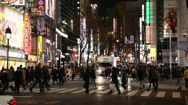 日本东京，夜晚行人穿过涉谷路口视频素材