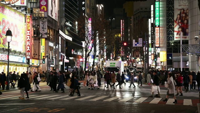 日本东京，夜晚行人穿过涉谷路口视频素材