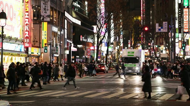 日本东京，夜晚行人穿过涉谷路口视频素材