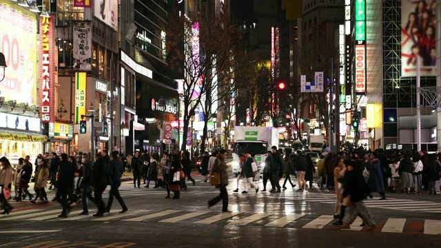 日本东京，夜晚行人穿过涉谷路口视频素材