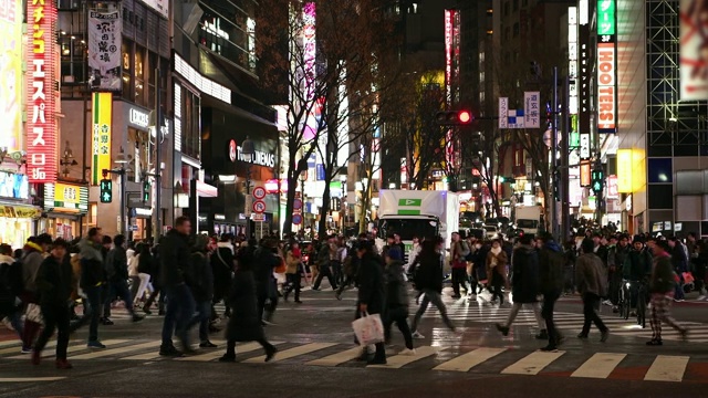 日本东京，夜晚行人穿过涉谷路口视频素材