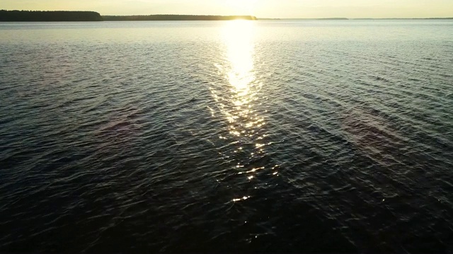 鸟瞰图。惊人的天空倒映在水中。湖上美丽的日落视频素材