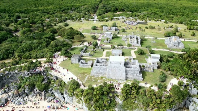 空中的Pan Up: Stone Ruins By Shore On Large grassplain in Tulum, Mexico视频素材