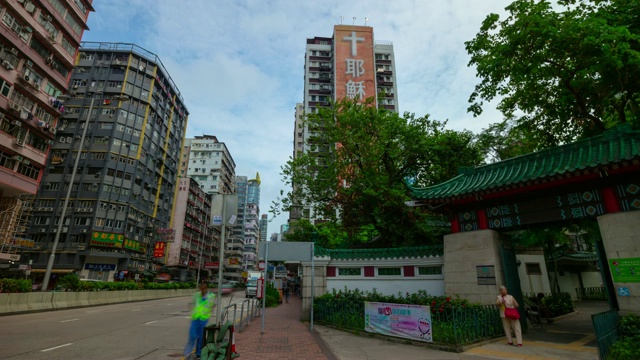 香港九龙日间交通街道公园边全景，4k时间间隔视频素材