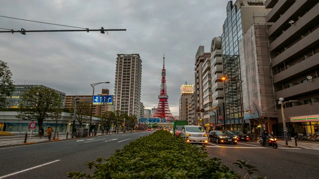 4K时间推移-缩小东京塔的标志性标志东京日本与汽车和交通灯在晚上与草地的前景-日本东京视频素材