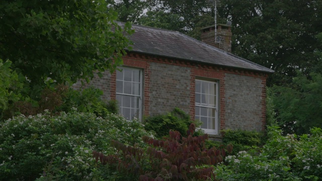 被绿树环绕的古色古香的小屋视频素材