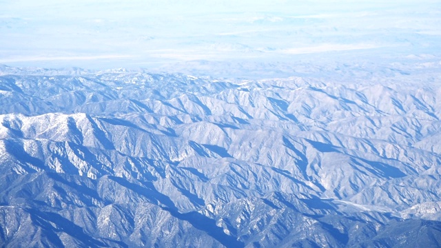 从飞机上鸟瞰群山视频素材