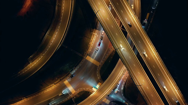 航空摄影。摄像机垂直于道路。通往索契的夜间道路。公路上的灯光。传输交换。晚上的时间。视频素材