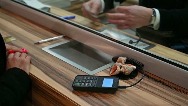 从信用卡中取钱视频素材画面1