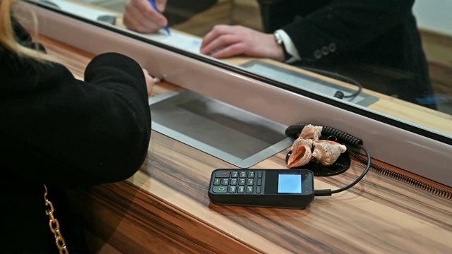 从信用卡中取钱视频素材画面2