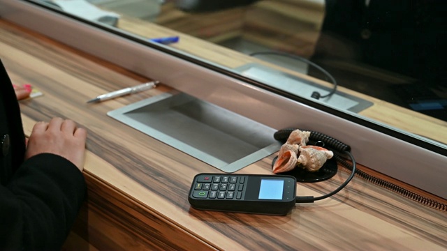 从信用卡中取钱视频素材画面3