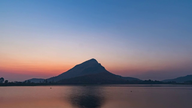 早晨天空变换阴影日出与美丽的山和湖，时间流逝视频视频素材