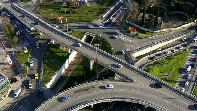 空中无人机。在索契绕行五条道路。高速公路上汽车的运动。城市交通。摄像机运动逆时针视频素材