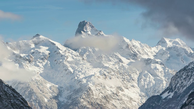 奥兰山顶覆盖着新雪。延时。Valgaudemar Valley, Ecrins国家公园，阿尔卑斯山，法国视频素材