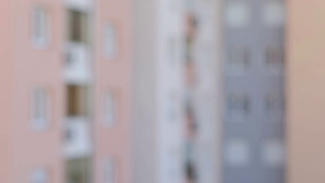年轻美丽的女人走在城市的街道上看着相机视频素材画面4
