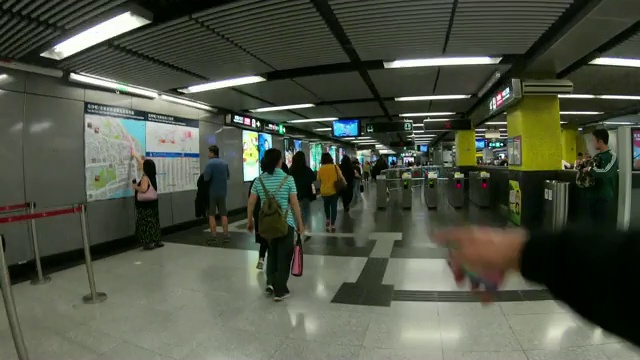 在香港地铁中行走或移动视频素材