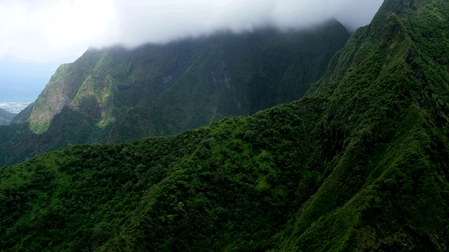 鸟瞰图火山悬崖山谷雨林毛伊岛视频素材