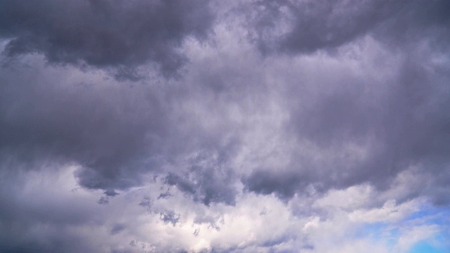 戏剧性的雷雨云在天空中快速飞行视频素材