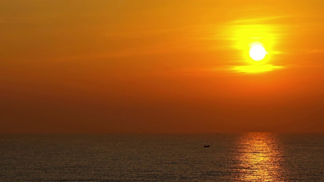 美丽的热带海滩和海洋与椰子树在日落或日出时间假日旅游视频素材