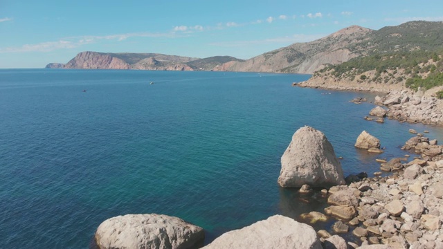 多岩石的海岸线。鸟瞰图海洋岩石海岸视频素材