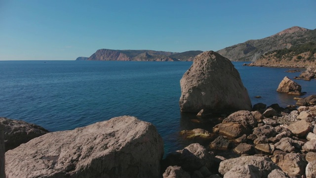 多岩石的海岸线。鸟瞰图海洋岩石海岸视频素材