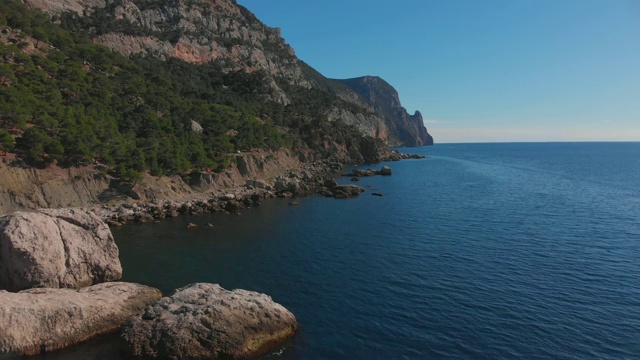 多岩石的海岸线。鸟瞰图海洋岩石海岸视频素材