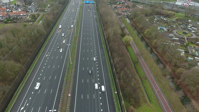 荷兰Zwijndrecht A16高速公路鸟瞰图视频素材