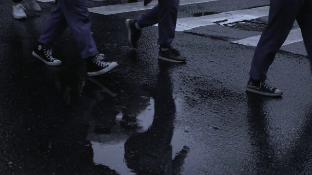 在雨天走斑马线视频素材