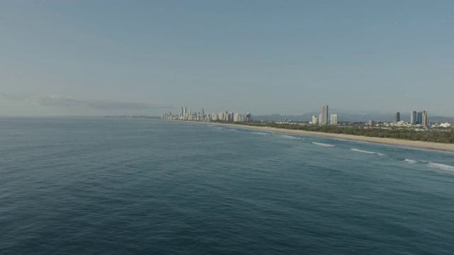 鸟瞰图冲浪者天堂摩天大楼澳大利亚黄金海岸视频素材