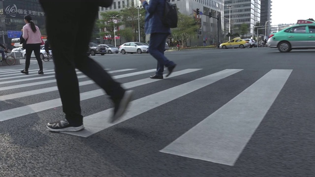 生意人跑过斑马线视频素材