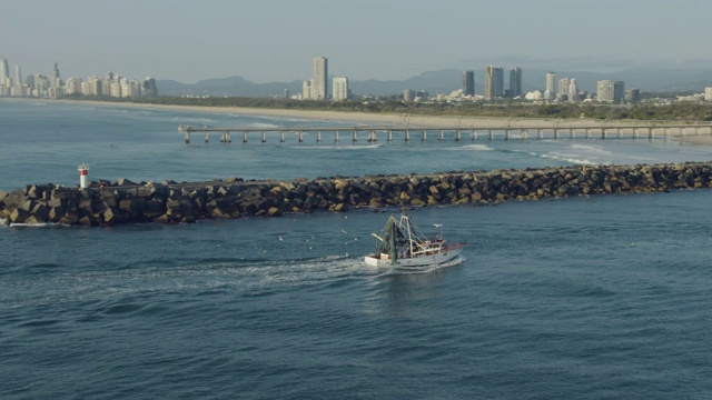 空中日出看渔船昆士兰黄金海岸视频素材