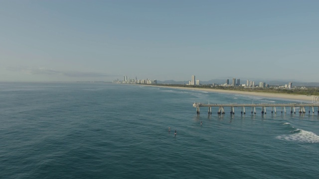 鸟瞰图冲浪者天堂在日出时人们冲浪视频素材