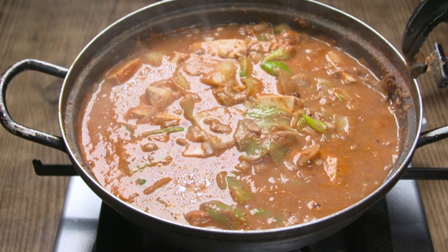 炖豆瓣酱(Cheonggukjang)视频素材