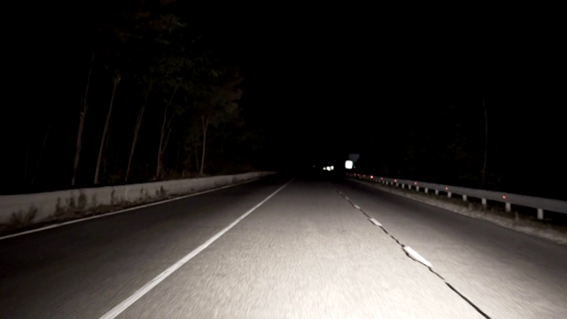 夜间在乡村道路上开车视频素材