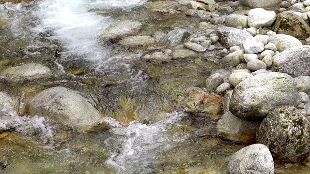 山涧流水石圆石圆，大自然背景视频素材