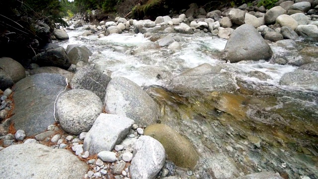 山涧流水过石圆石，自然背景，慢动作视频素材