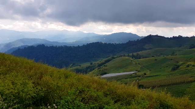 云雾和山地景观，蒙贾姆山，清迈，泰国视频素材