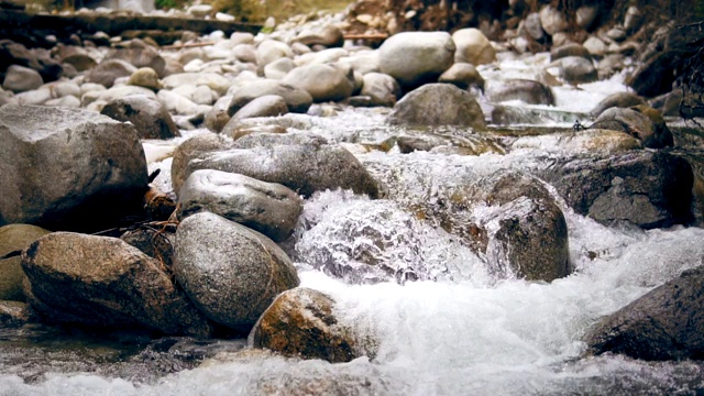 山涧流水过石圆石，自然背景，慢动作视频素材