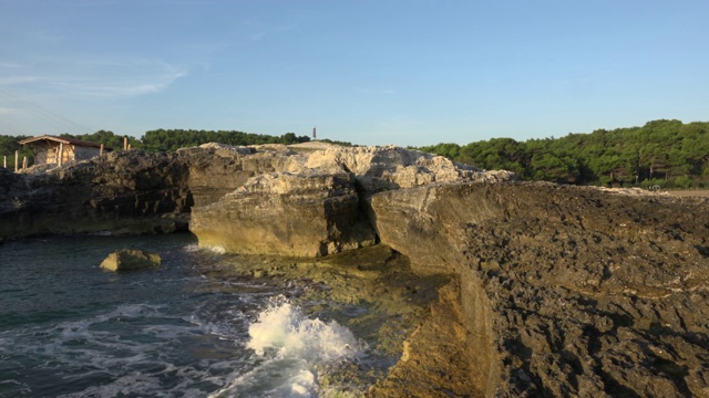 亚得里亚海岩石海岸的PAN / Trabucco捕鱼机视频素材