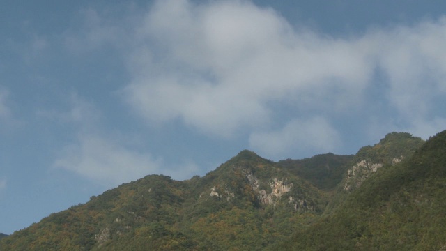江原道省的山脉和云彩视频素材画面2