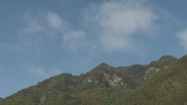 江原道省的山脉和云彩视频素材画面3