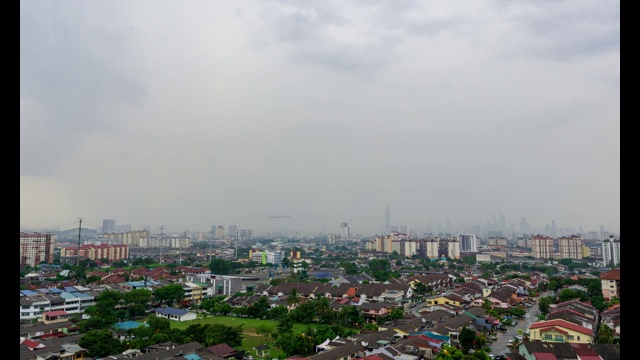 在马来西亚吉隆坡市中心上空移动的暴风雨季风云的4K时间间隔。视频素材